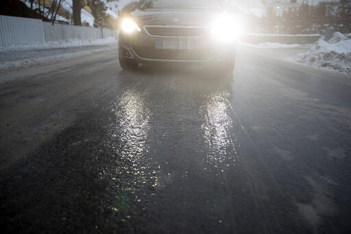 Pluss er blitt til minus, og veiene er speilglatte. Her er råd for hvordan man kjører på slikt føre.