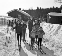 Vinterbilde fra Mariholtet i 1966. Britt Floberg er helt til venstre, deretter ser vi søstrene Unni, Ruth og Eva. Mamma (Else) står bak Ruth og Eva. Foto: Gunnar Søderstrøm.