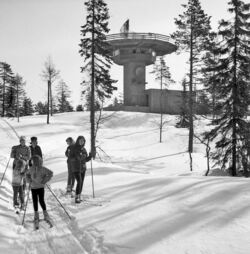 Familien gikk tur til Haukåsen både sommer og vinter. Dette bildet er fra 1966, før innflygningsradaren var blitt kledd inn i den hvite «golfballen» vi kjenner i dag. Foto: Privat.