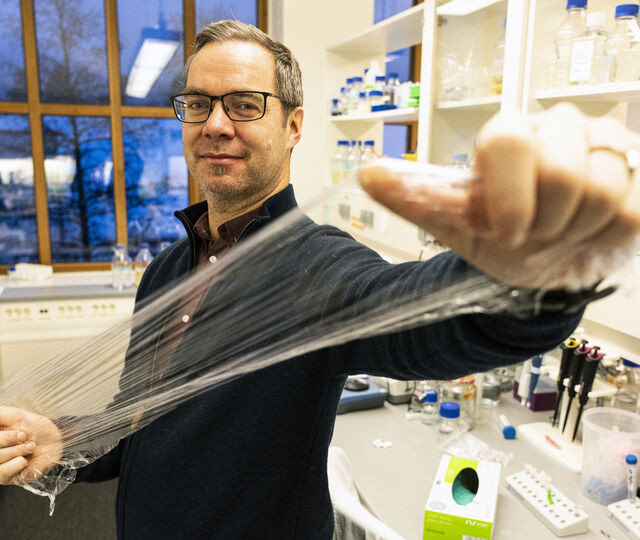 Gustav Vaaje-Kolstad er professor ved NMBU og prosjektleder for det nye samarbeidet om plastinnovasjon.  FOTO: EIVIND NORUM / NMBU
