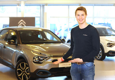 Andreas Jensrud er Bertel O. Steens nye selger for Citroen. Etter under tre måneder i jobben, har 20-åringen allerede solgt flere e-C4-modeller enn noen andre merkevareforhandlere i Norge.