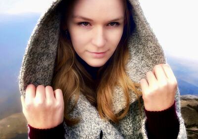 Songwriter Stina Nordskog (20) fra Krokstadelva er klar med sin andre EP, og får strålende kritikker av Drammensavisas anmelder. FOTO: ROLLER RECORDS