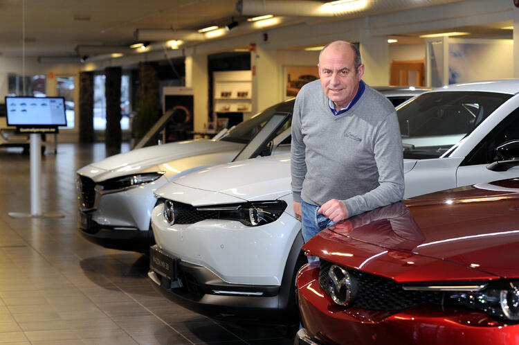 Helge Støle er daglig leder for Centralgaragen siden 2018, men han har vært i selskapet de siste 38 årene. Nå fortsetter han i samme stilling under Sulland Gruppen, mens selskapet fortsatt skal selge Mazda og Hyundai.