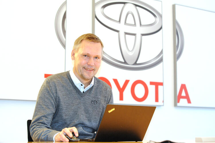 Lars Tore Kalager er salgssjef for næringskjøretøy, og har vært tilknyttet Toyota Buskerud (tidligere Toyota Drammen) som selger de siste 12 årene. I denne reportasjen vurderer han kjøps- og leiemarkedet opp mot hverandre.