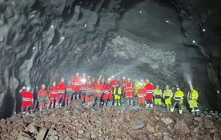 Samling på røysa etter gjennomslaget i bergtunnelen. FOTO: TORMOD UGELSTAD, BANE NOR