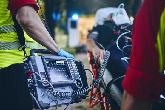 Illustrasjonsbilete ambulansepersonell i arbeid
