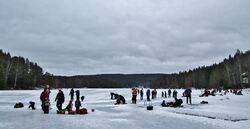 Etter at Bymiljøetaten hadde lagd skøytebane på Nøklevann i romjula, tok det ikke lang tid før det krydde av folk på isen. Foto: Steinar Saghaug.