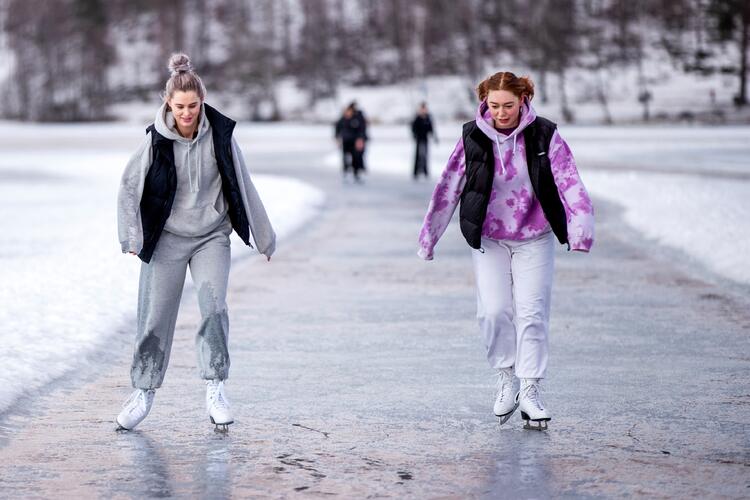 Så ofte som mulig går Emma Lundhagebakken (t.v.) og Maria Siegmeier på skøyter i det fine vinterværet. Men væromslaget denne vinteren har vært alt annet enn normalt. FOTO: JAVAD PARSA/NTB