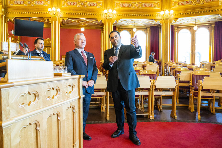 Kong Abdullah II av Jordan får omvisning av stortingspresident Masud Gharahkhani (Ap) i Stortingssalen på Stortinget i Oslo mandag.  FOTO: HÅKON MOSVOLD LARSEN/NTB