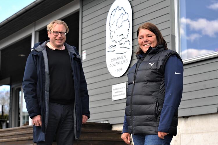 Sjefen for proshopen og frontdesken på Drammen Golfbane Hanne Ødegaard og daglig leder Anders Lantz håper på storinnrykk på golfbanen i Skoger også i 2022.