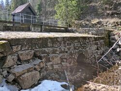 Den nåværende dammen i nordenden av Fri-Elvåga ble bygd på 1940-tallet, men ser eldre ut på den siden som vender nedover i vassdraget. Foto: Bjarne Røsjø.