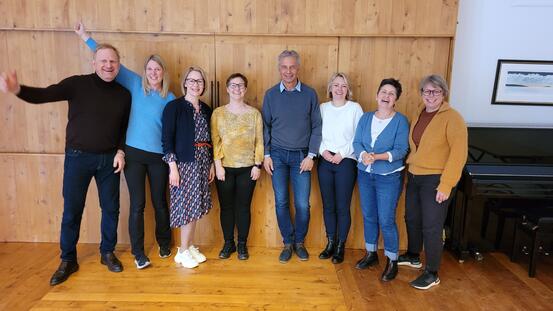 Ordfører Marit og rådmann Tore sammen med deltakere på feltkurs i Dyrøy