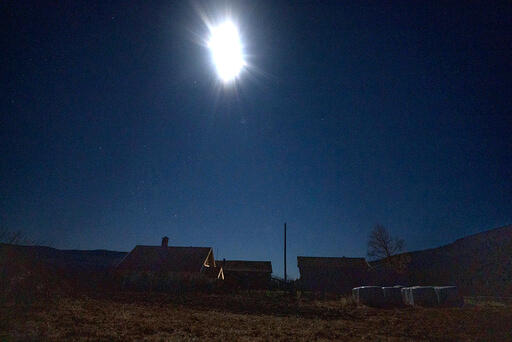Kraftig vind førte til strømbrudd i Rollag i Numedal i november i fjor, og bare månen lyste opp.  FOTO: TERJE BENDIKSBY/NTB