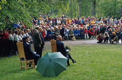 I 2001 bidro kong Harald V til å samle hele 1200 mennesker ved Sarabråten. Foto: Steinar Saghaug.