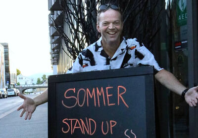 Arne Fønnebø fra Nybyen, leder årets siste sommerstandupshow i Drammen.