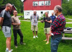 Ap-politikerne Frode Jacobsen og Espen Barth Eide (t.v.) diskuterer den kommende nasjonalparken med ØVs Sigmund Hågvar (t.h.), mens NRKs reportasjeteam dokumenterer begivenheten. Foto: Bjarne Røsjø.