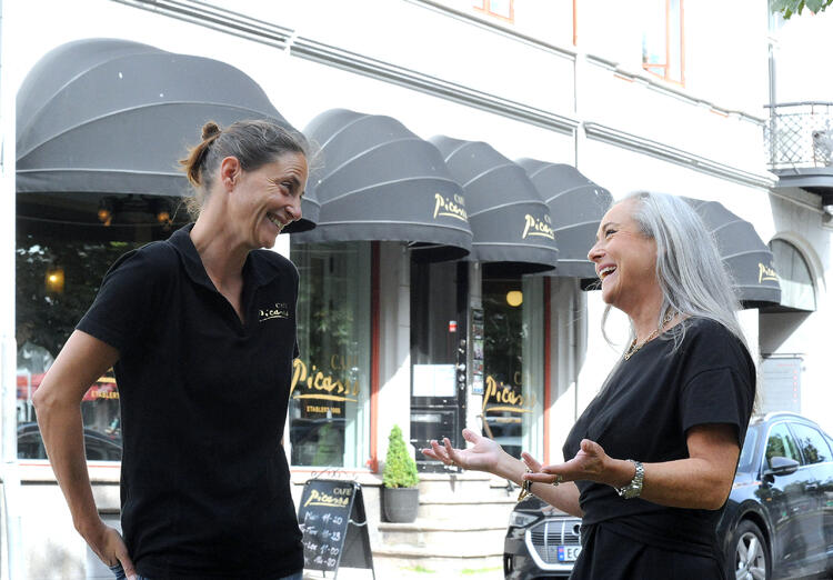 Eier Ragnhild Haaning og restaurantsjef Camilla Johnsrud I samtaler om veien videre for Restaurant Picasso denne høsten.