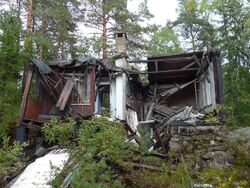 Oslo har kjøpt et fint område ved Godlia, men på nabotomta står det ei hytte og ei tømmerkoie som har sett sine beste dager. Foto: Bjarne Røsjø, ØV.