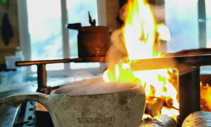 Bålkaffe i grillhytta i Musken etter trimturen. Foto: Kristin G. Johnsen, Hamarøy kommune