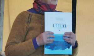 Sigrid fra Ulvsvåg leser samiske eventyr på Stall Eivik. Foto: Kristin G. Johnsen, Hamarøy kommune