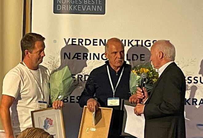 Bilete av overrekking av pris for beste drikkevatn i Vestland fylke.