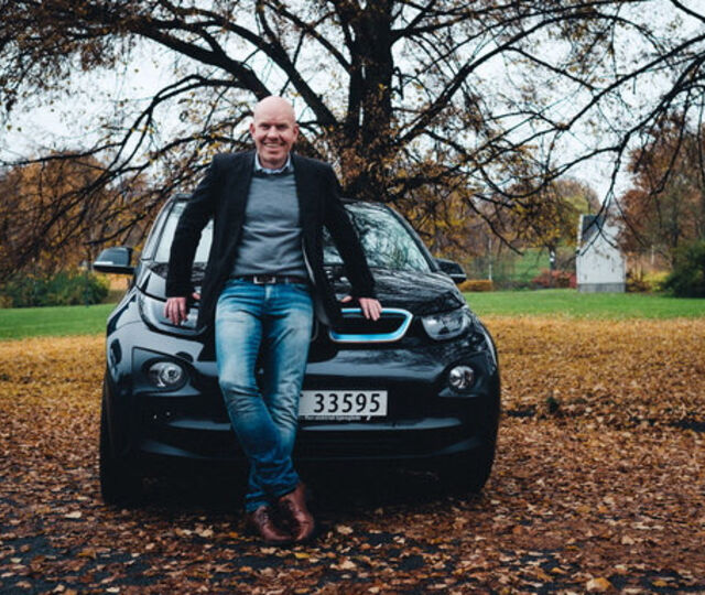 Ståle Frydenlund i Elbilforeningen forteller at de også har regnet på hva forbruket fra bilparken i Norge ville vært hvis alle personbiler var elektriske.  FOTO: AKSEL JERMSTAD