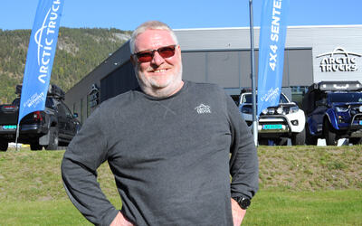 Ørn Thomsen foran det nye tilholdsstedet til Arctic Trucks på Solbergmoen. I rekordåret 2021 bygde de om hele 274 firehjulstrekkere inne i disse lokalene.