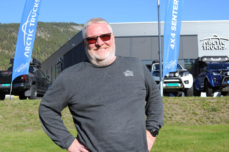 Ørn Thomsen foran det nye tilholdsstedet til Arctic Trucks på Solbergmoen. I rekordåret 2021 bygde de om hele 274 firehjulstrekkere inne i disse lokalene.