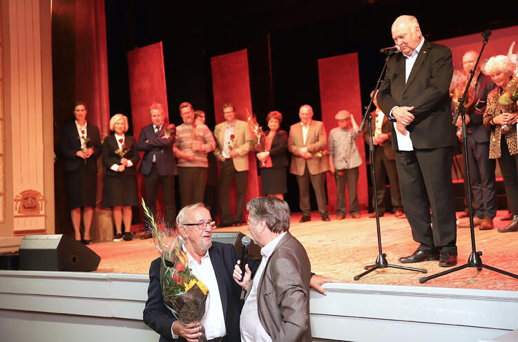 Yngve Hågensen mottok hyllest fra salen og blomster av manusforfatter Jans O. Simensen.