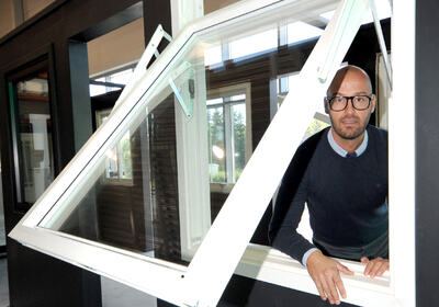 Thomas Messel har vært i vindusbransjen i 20 år, og nå har han endelig startet sitt eget selskap gjennom Vindu Butikken i Kobbervikdalen.