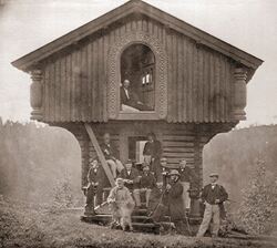 Thomas Heftye (til høyre) sammen med venner utenfor et stabbur som sto på Sarabråten, 1865. Stabburet står nå i Kongsberg. (Foto: Heftye-familiens album)