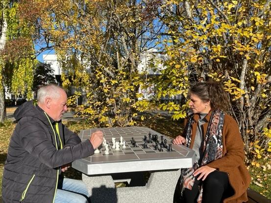 Ordfører Rune Berg er en ivrig sjakkspiller og oppfordrer andre sjakkentusiaster til å ta et parti sjakk i Rådhusparken eller på brygga.