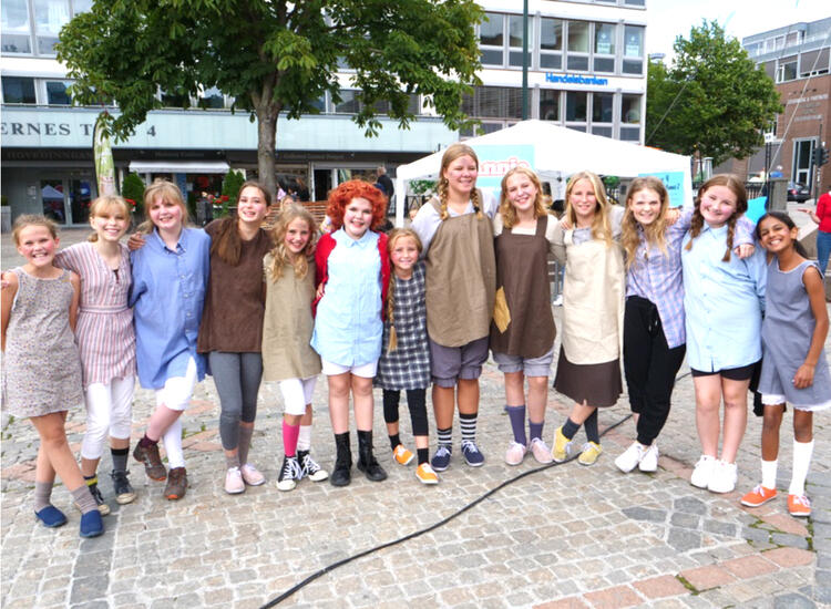 Gruppe 1 med kostymer på Bragernes torg. Nå øver de til Annie i teateret i slutten av februar.