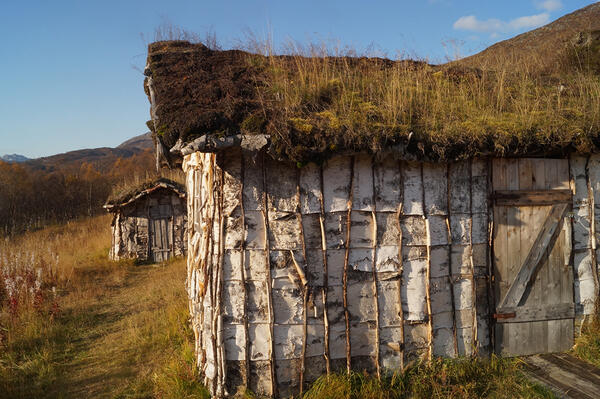Gamme, Kaperdalen Senja. Foto: Sametinget