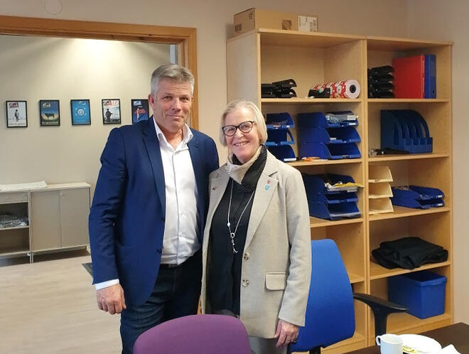 Fiskeriminister Bjørnar Skjæran og fungerende ordfører Ann Irene Sæter. Foto: Hamarøy kommune