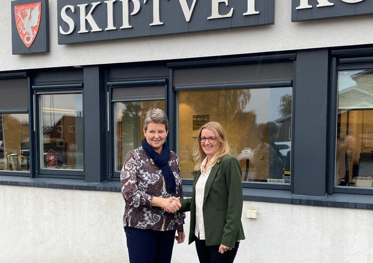 Anne-Grethe Larsen, ordfører Skiptvet kommune (t.v.) og Anne Berit Rørlien, administrerende direktør Viken Fiber.