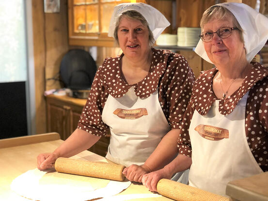 Baking på Nordneskroa Lisa Grimstad og Irene Jansen. Foto: Tommy Edvardsen
