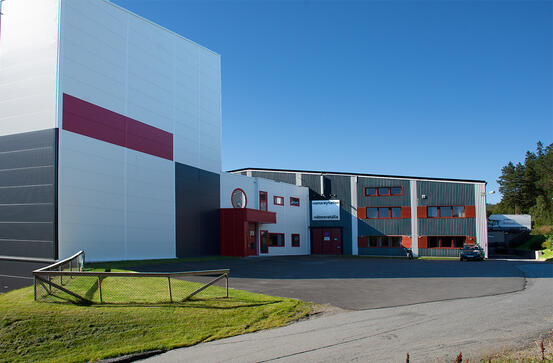 Hamarøyhallen med klatrehallen sommer