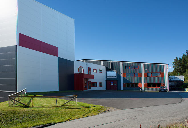Hamarøyhallen med klatrehallen sommer