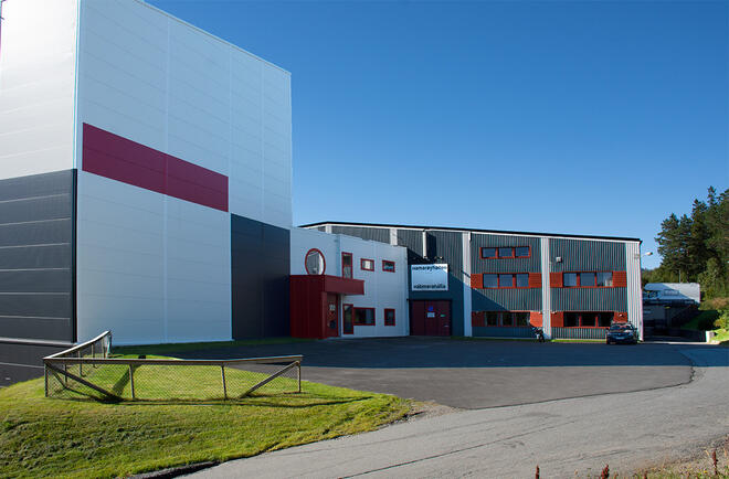 Hamarøyhallen med klatrehallen sommer