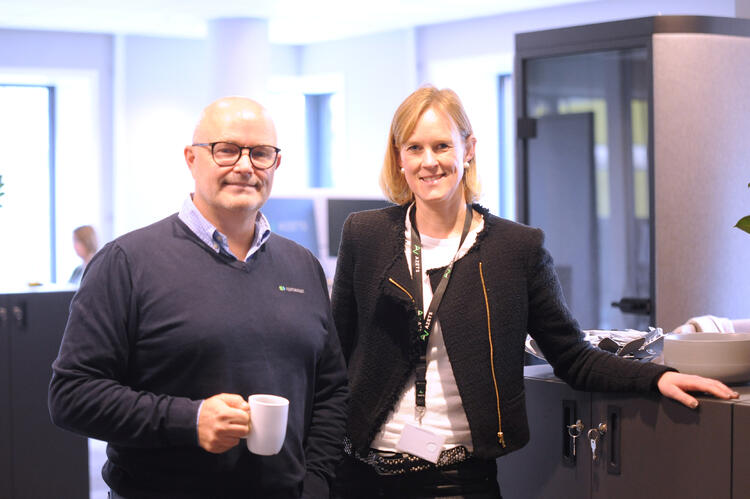 Daglig leder Hakon Lærum i Kontorhuset og Azets avdelingsleder i Drammen, Hanne Franche er begge tilfredse med den nye kontorløsningen til regnskap- og rådgivningsselskapet.