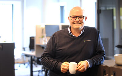 Hakon Lærum (53) går av som toppsjef i Kontorhuset. Han startet det første i Drammen i 2015. Siden har han etablert ytterligere tre lokasjoner. FOTO: GEIR A. ARNEBERG