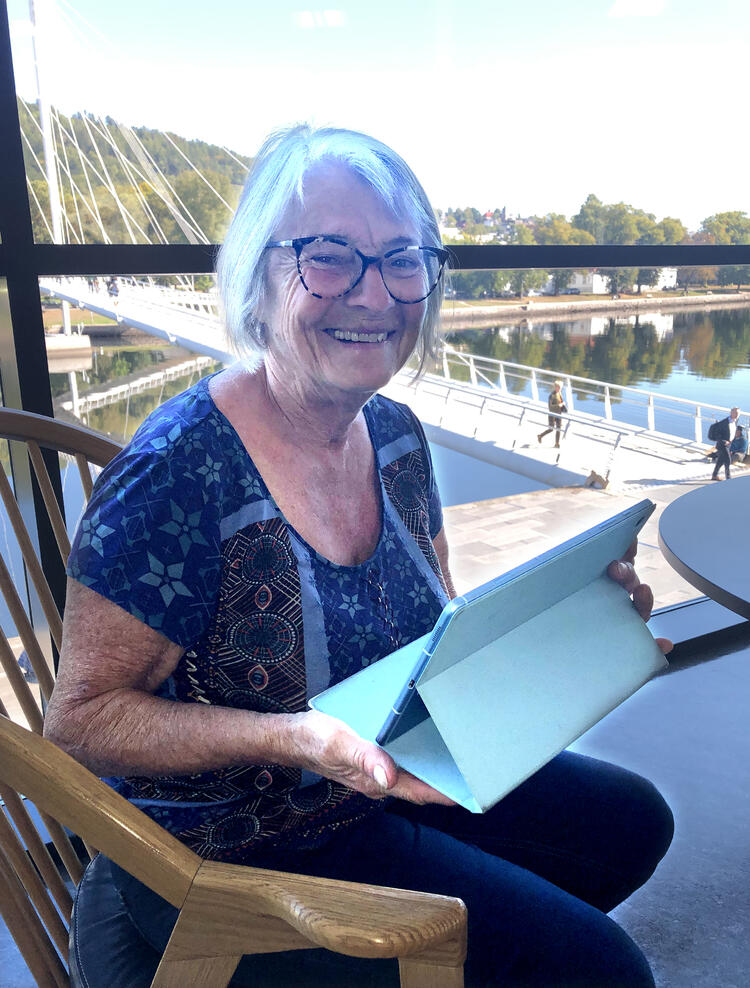 Hilde Ballière var til stede da Seniornett Drammen hadde sitt siste temamøte på biblioteket, for å synliggjøre sin rolle overfor de eldre i Drammen – og for å lære mer om hvilke behov som finnes blant de eldre i Drammen.