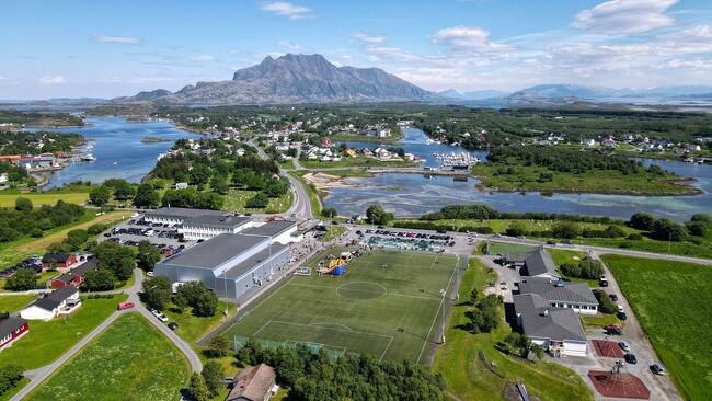 Dronebilde over Herøy skole mot Nord-Herøy