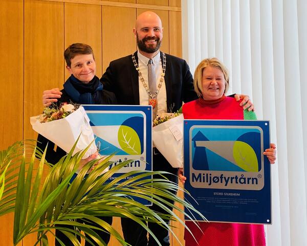 damer med diplom og ordførar i  midten. foto.
