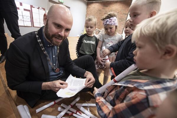 Ordførar Gaute Epland i lag med born frå Sagvåg maritime FUS barnehage.