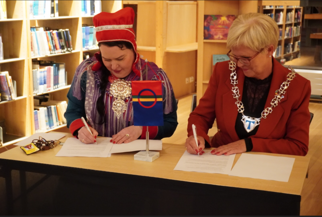 Foto: Sametinget. Signering samarbeidsavtale Sametinget og Tjeldsund kommune