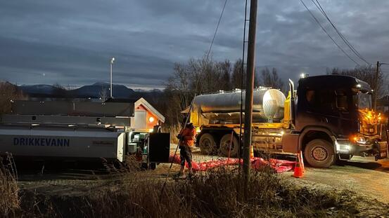 Fylling av nødvannsvogn fra tankvogn. Foto: Ron Hofsøy.