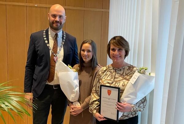 Ordførar Gaute Epland, Kristine Sætrevik og einingsleiar for eining for habilitering Nina S. Walquist.