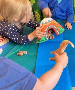 Barn leiker med Bukkane Bruse figurar